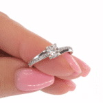 Pierścionek wielokamieniowy w białym złocie z brylantami - obrazek 2