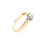 Pierścionek w żółtym złocie z brylantem zakutym w serca