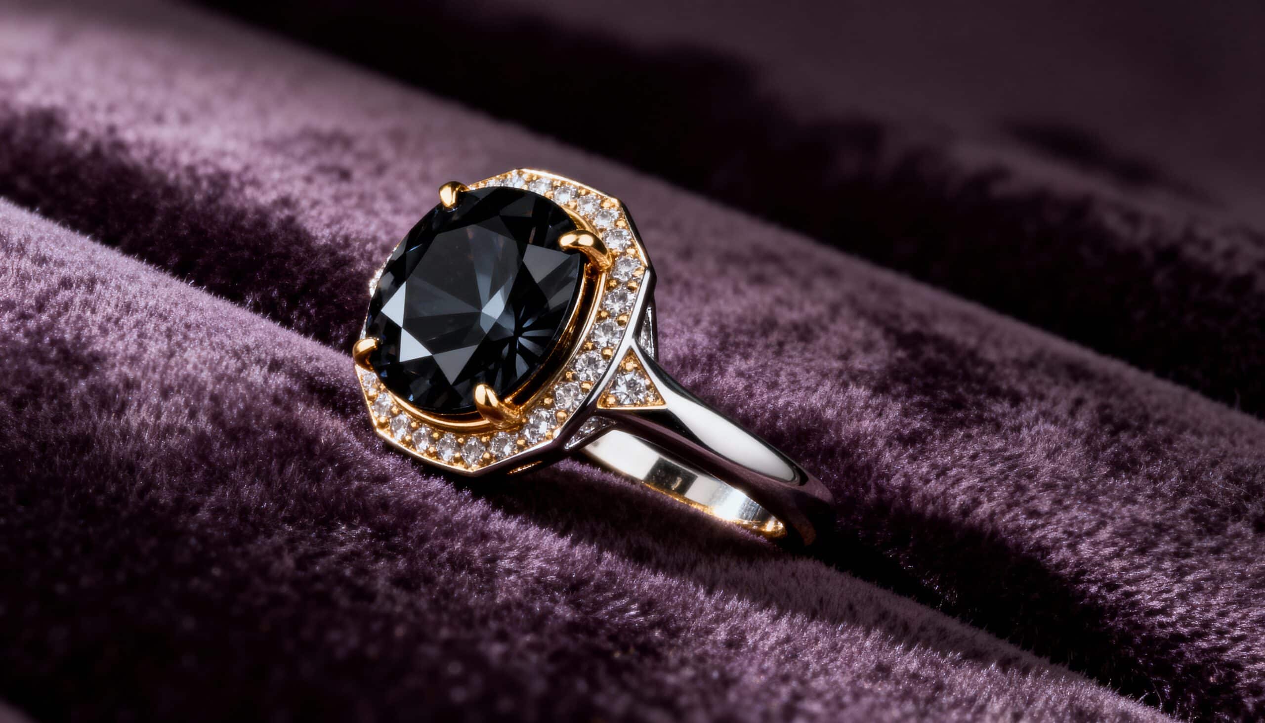 Pierścionki z czarnym diamentem – luksus w mrocznej odsłonie. Czy to trend 2026