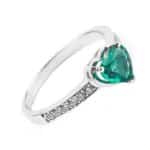 Pierścionek z białego złota ze szmaragdem w kształcie serca