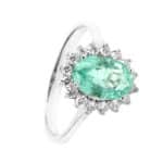 Pierścionek z białego złota ze szmaragdem w szlifie owalnym