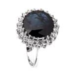 Pierścionek z białego złota z szafirem w brylantowej galeryjce