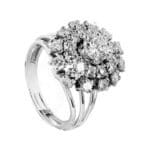 Pierścionek z białego złota z diamentami w kształcie rozety